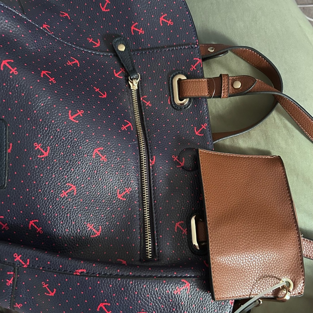 GH BASS & co anchor tote with additional removable bag and wristlet.  Not used - Picture 5 of 6